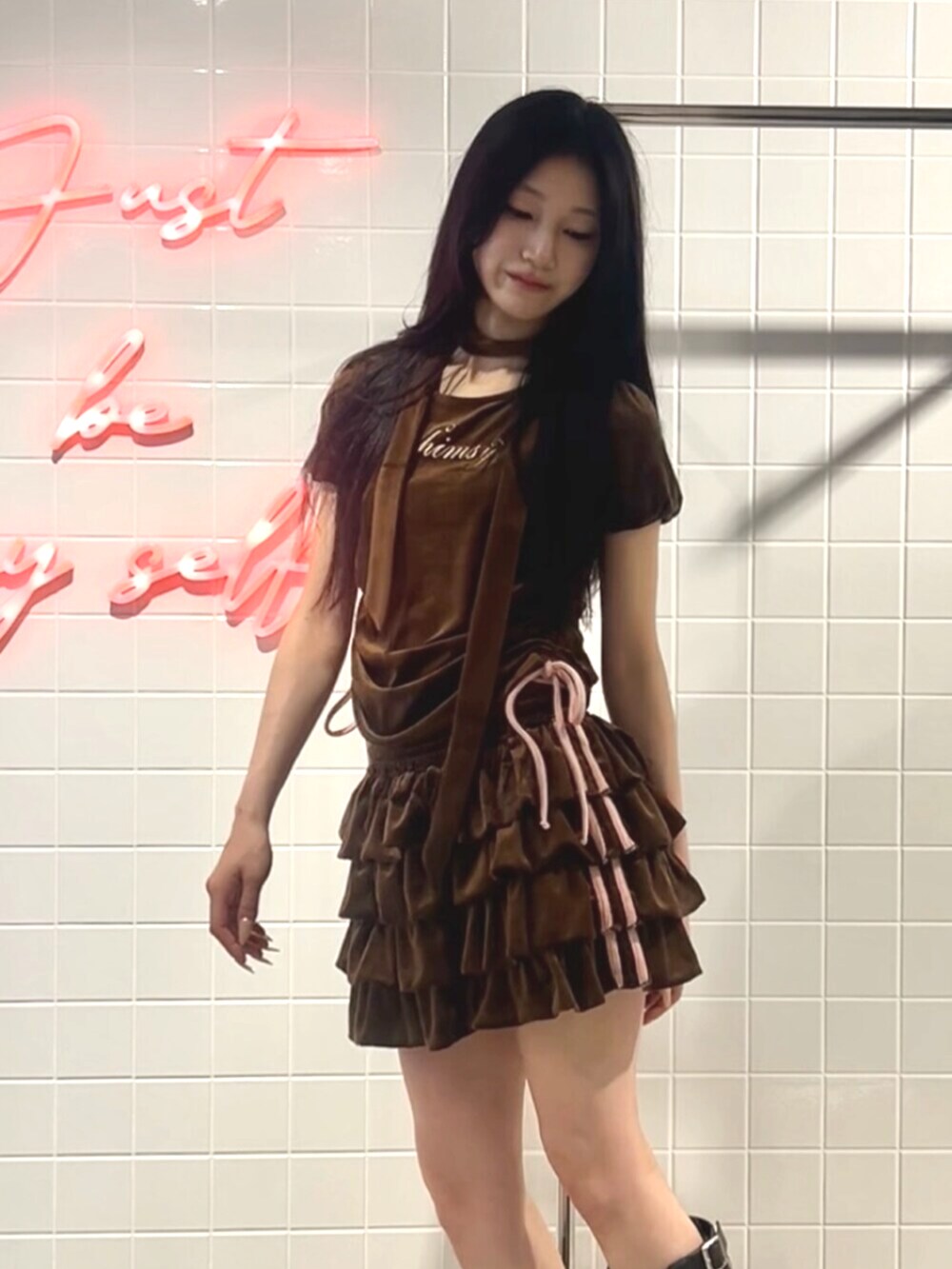 ブラック系のブーツ、ブラウン系のTシャツ/カットソーを着用したレディースの夏コーディネートの4枚目の写真