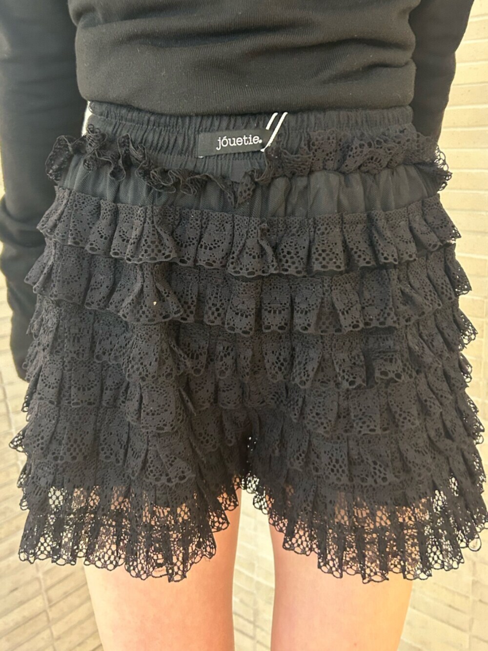 ブラック系のその他パンツ、ブラック系のニット/セーター、ブラック系のブーツを着用したレディースの冬コーディネートの7枚目の写真