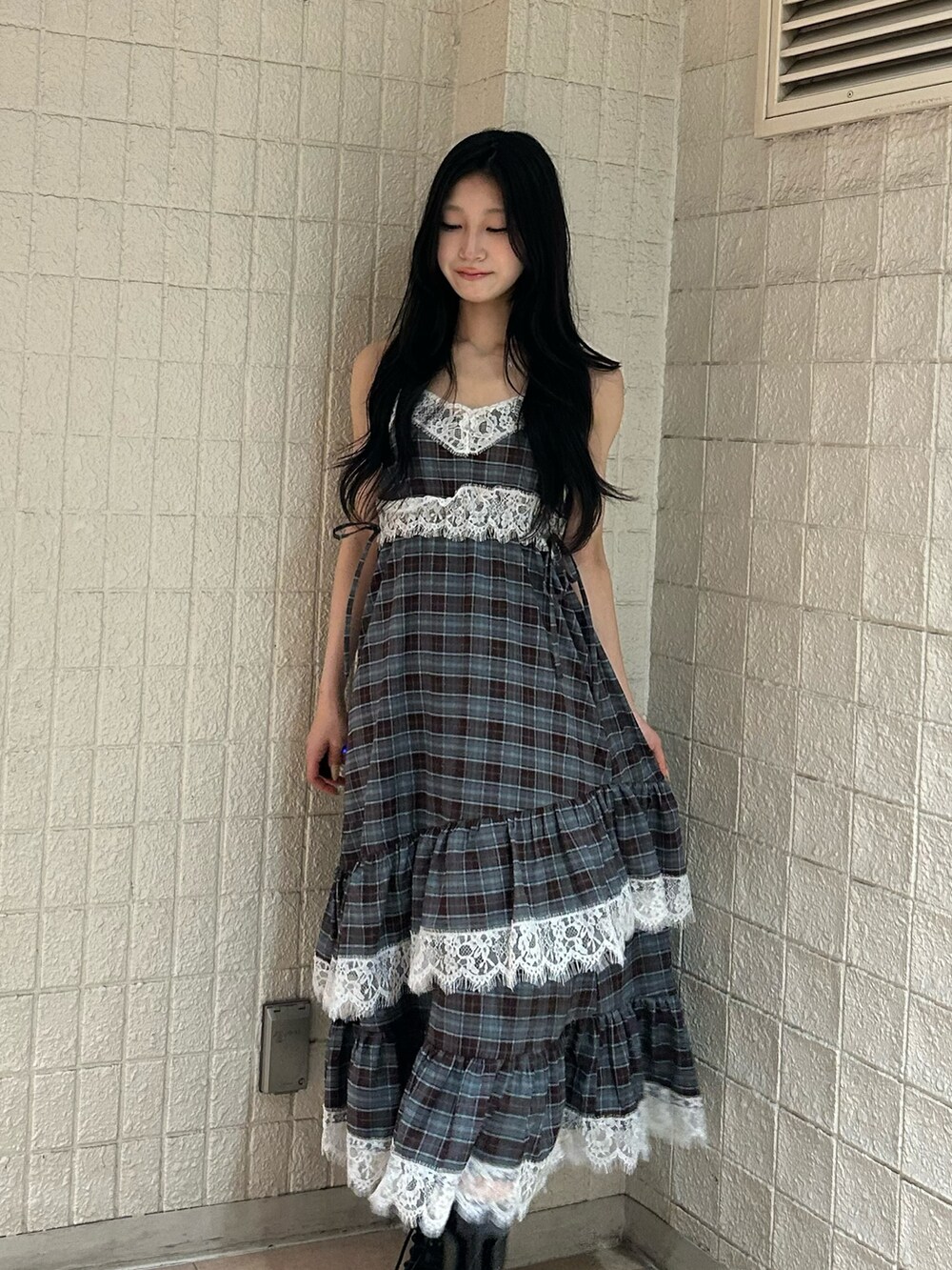 ブラウン系のワンピースを着用したレディースの秋コーディネートの4枚目の写真