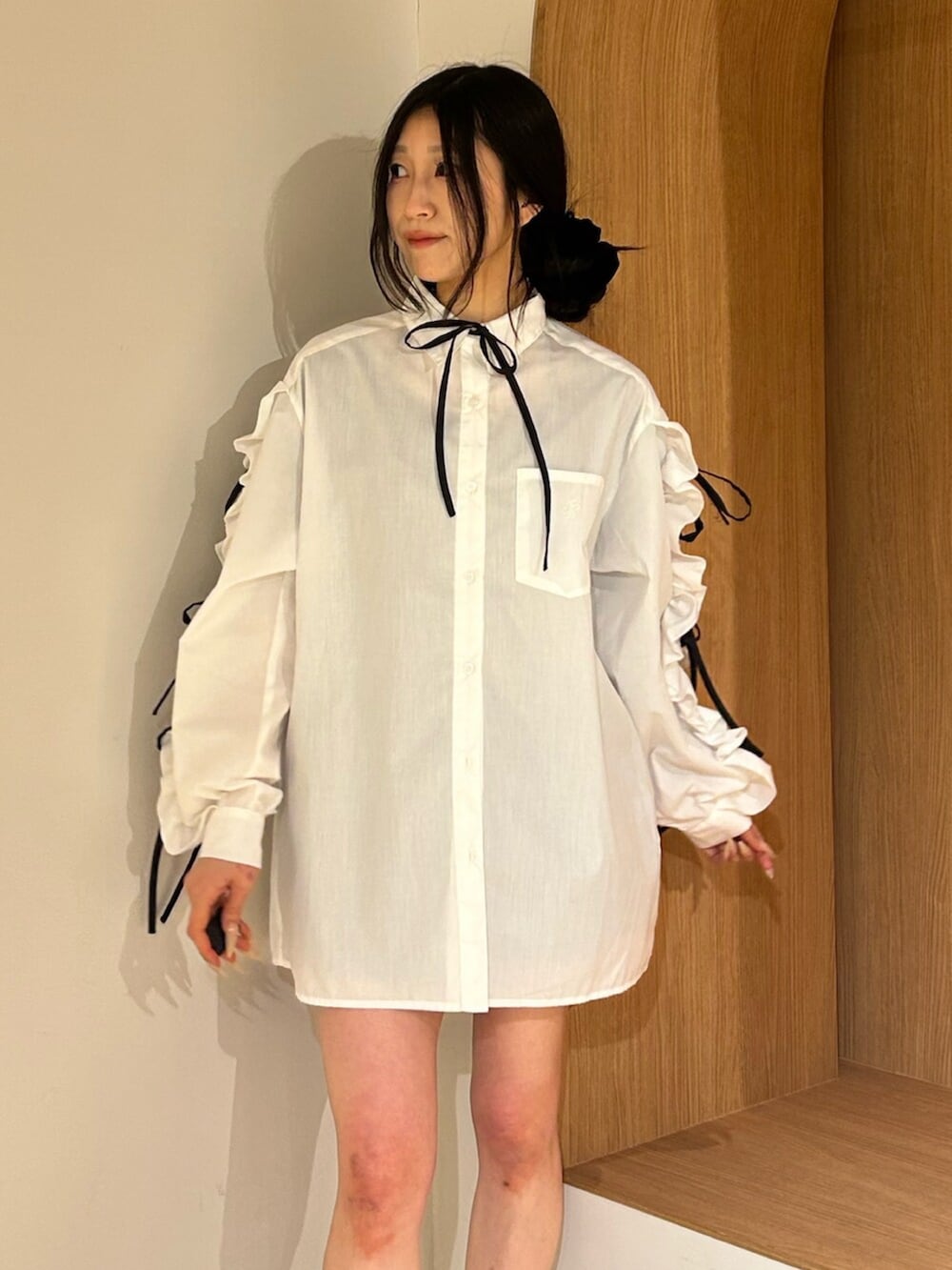 ブラック系のスカート、ブラック系のキャミソール、ホワイト系のシャツ/ブラウスを着用したレディースの春コーディネートの4枚目の写真