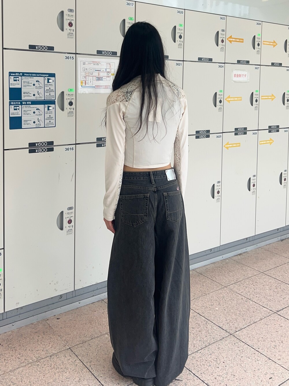 ホワイト系のTシャツ/カットソー、ブラック系のデニムパンツ、シルバー系のネックレスを着用したレディースの夏コーディネートの4枚目の写真