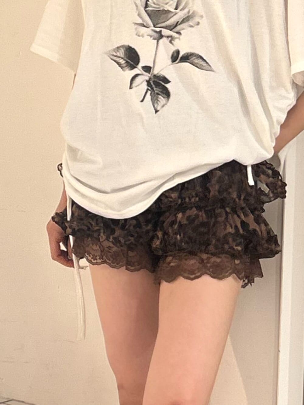 ブラウン系のその他パンツ、ブラック系のサンダル、ホワイト系のTシャツ/カットソーを着用したレディースの夏コーディネートの7枚目の写真
