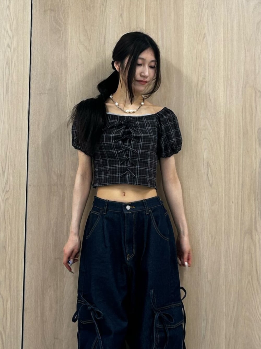 ブラック系のパンプス、ブルー系のデニムパンツ、ブラウン系のシャツ/ブラウスを着用したレディースの夏コーディネートの4枚目の写真
