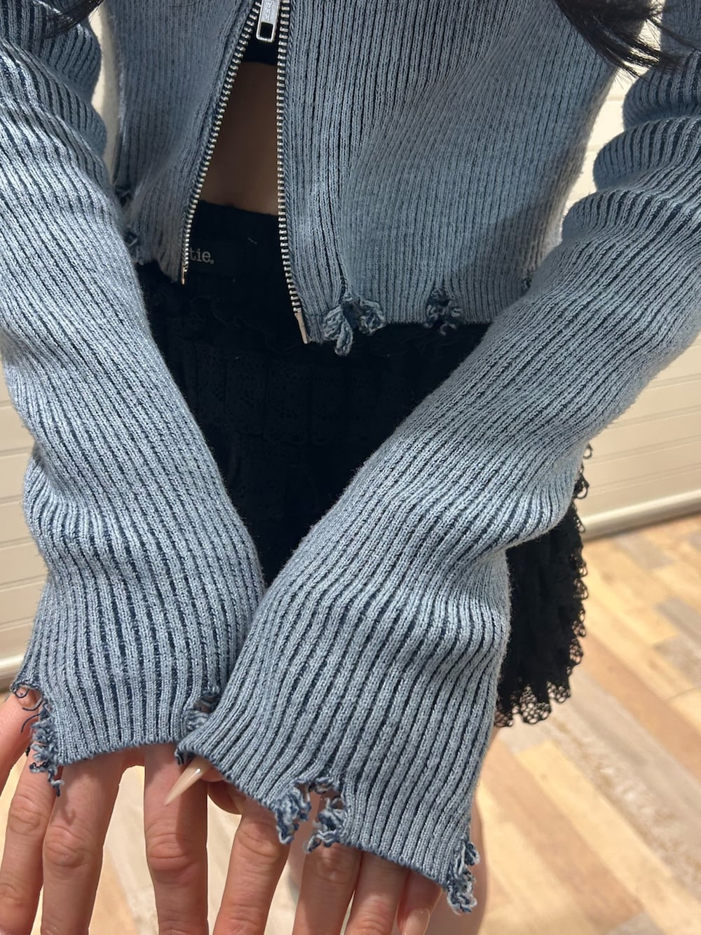 ホワイト系のその他パンツ、ブルー系のニット/セーター、ゴールド系のパンプスを着用したレディースの春コーディネートの8枚目の写真