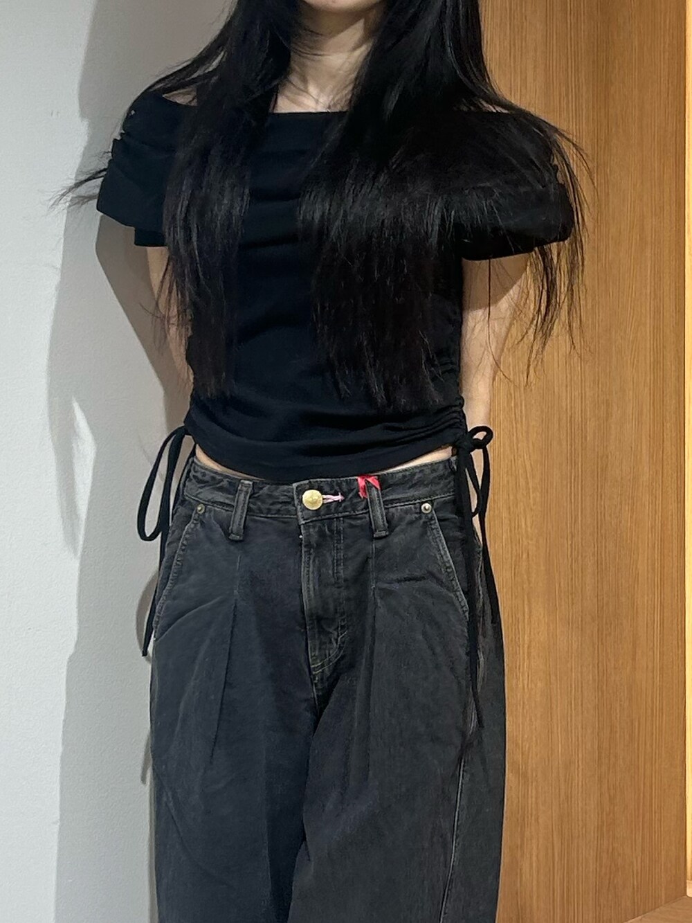 ブラック系のTシャツ/カットソー、ブラック系のデニムパンツ、ブラック系のパンプスを着用したレディースの秋コーディネートの5枚目の写真