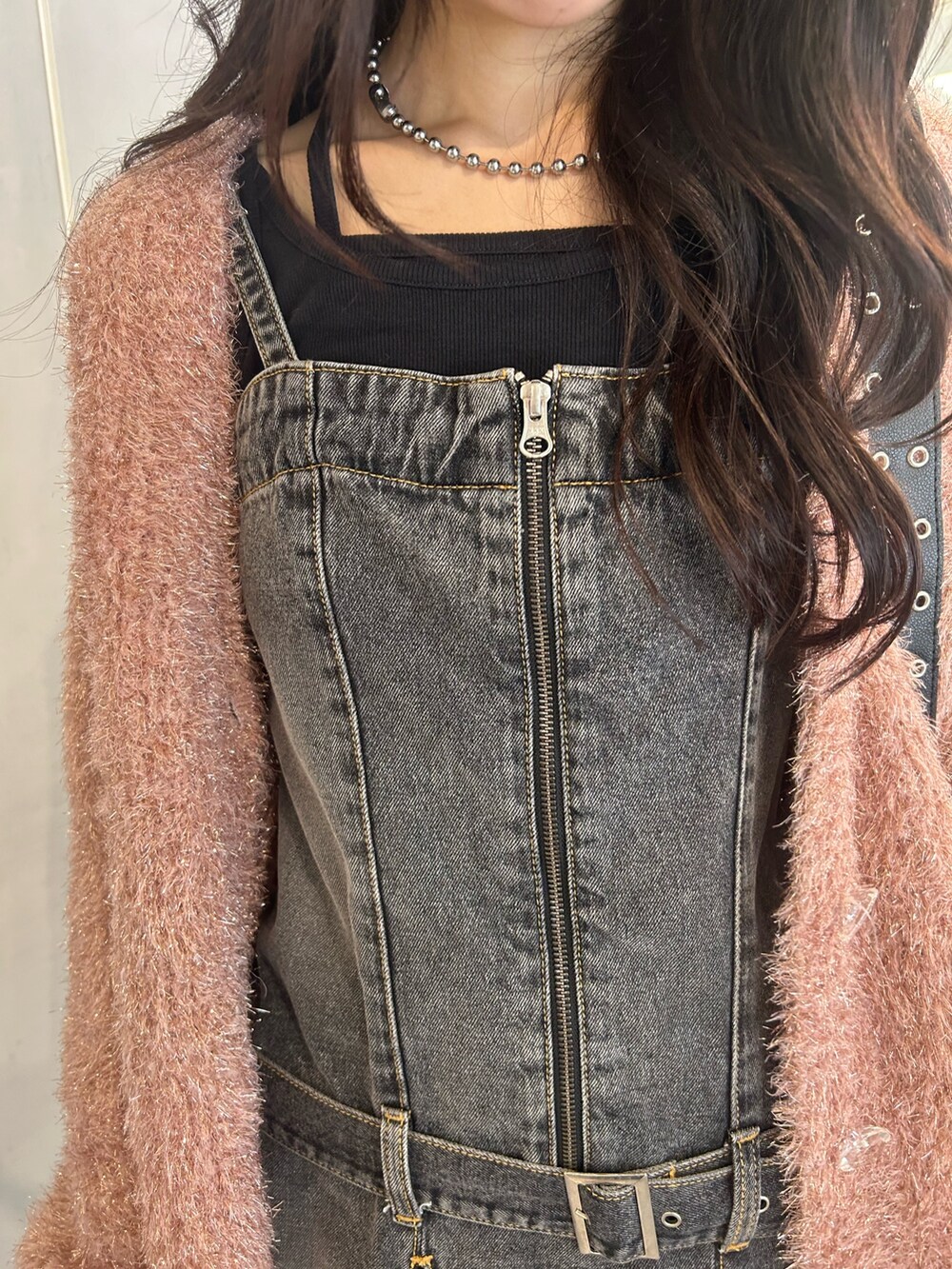 ピンク系のカーディガン/ボレロ、ブラック系のワンピース、ブラック系のショルダーバッグを着用したレディースの夏コーディネートの5枚目の写真