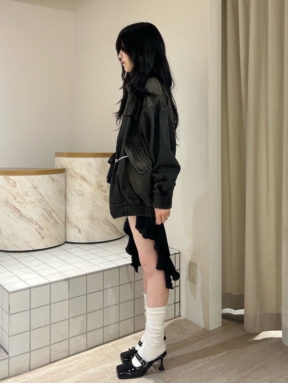 ブラック系のパンプス、ブラック系のTシャツ/カットソー、ブラック系のデニムジャケットを着用したレディースの春コーディネートの2枚目の写真