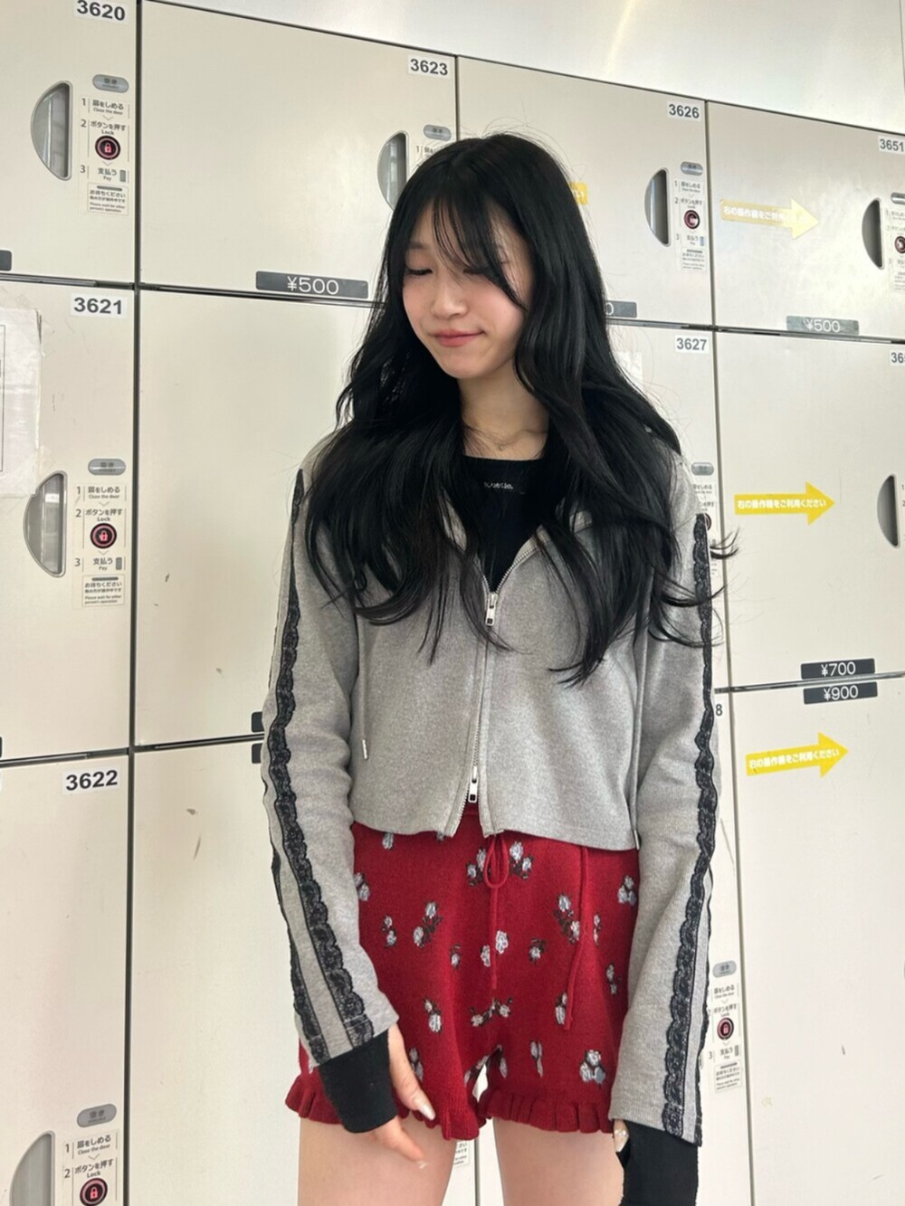 ブラック系のパンプス、ブラック系のニット/セーター、レッド系のその他パンツを着用したレディースの冬コーディネートの4枚目の写真