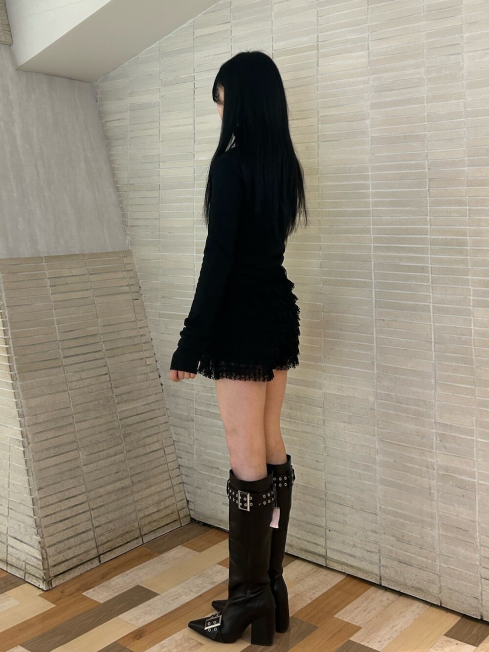 ブラック系のその他パンツ、ブラック系のニット/セーター、ブラック系のブーツを着用したレディースの冬コーディネートの2枚目の写真