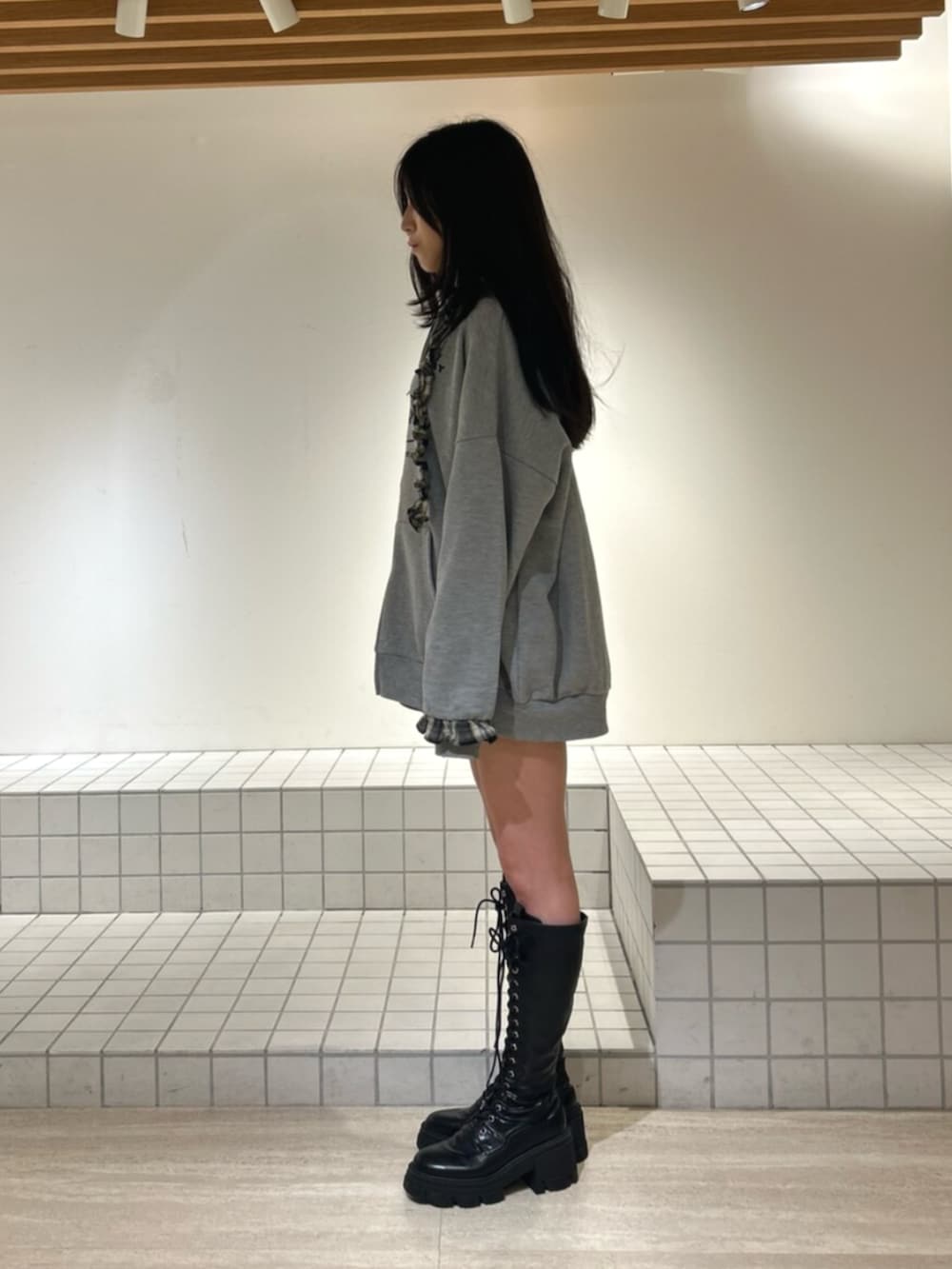 ブラック系のブーツ、グレー系のその他トップスを着用したレディースの秋コーディネートの2枚目の写真