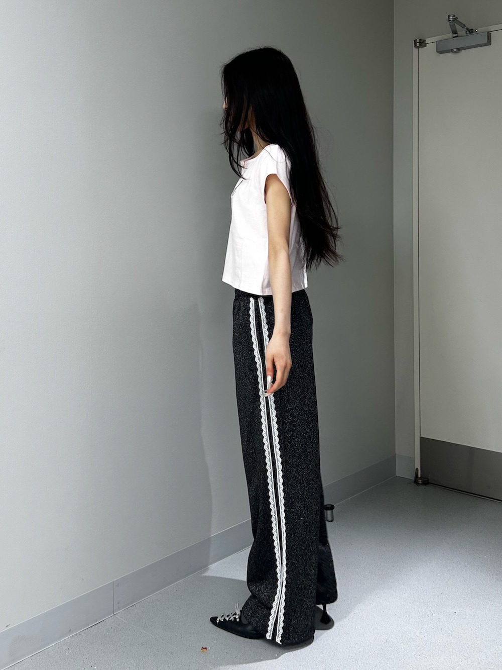 ブラック系のその他パンツ、ピンク系のTシャツ/カットソー、ブラック系のパンプスを着用したレディースの夏コーディネートの2枚目の写真