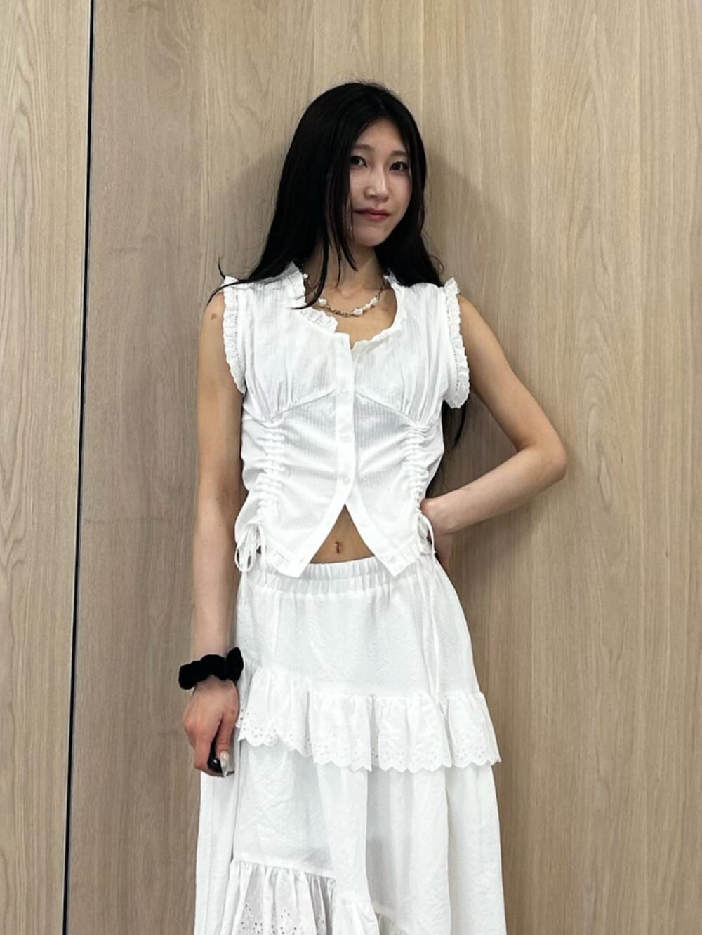 ブラック系のパンプス、ホワイト系のシャツ/ブラウス、ホワイト系のスカートを着用したレディースの夏コーディネートの4枚目の写真
