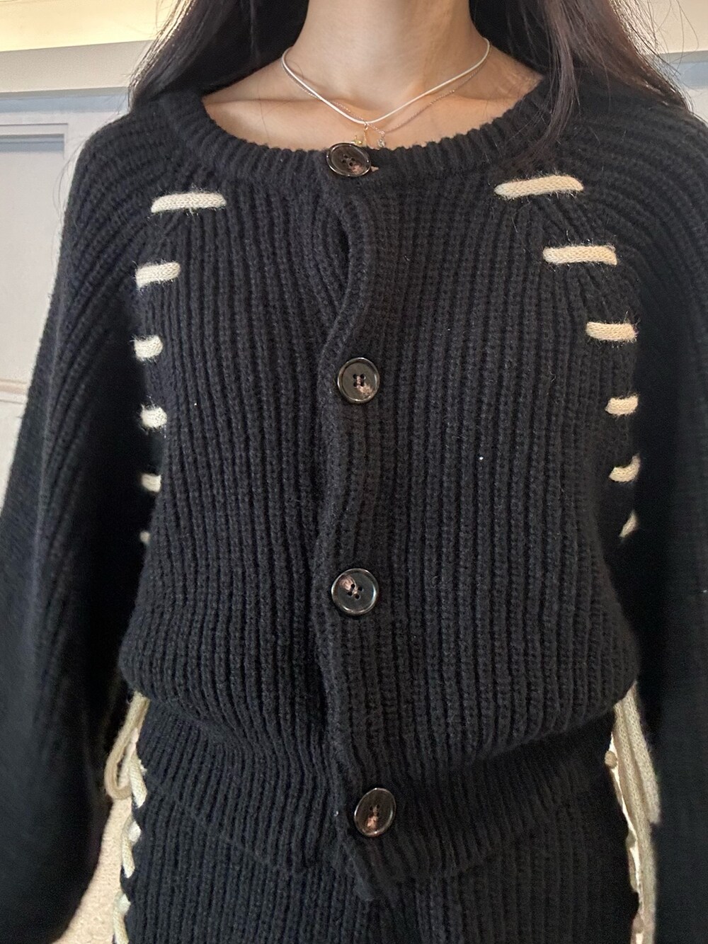 ブラック系のカーディガン/ボレロ、ブラック系のその他パンツ、ゴールド系のパンプスを着用したレディースの秋コーディネートの5枚目の写真