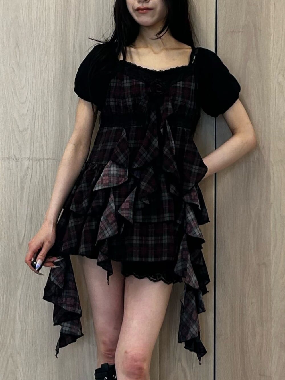 ブラック系のブーツ、ブラック系のその他パンツ、レッド系のワンピースを着用したレディースの夏コーディネートの5枚目の写真