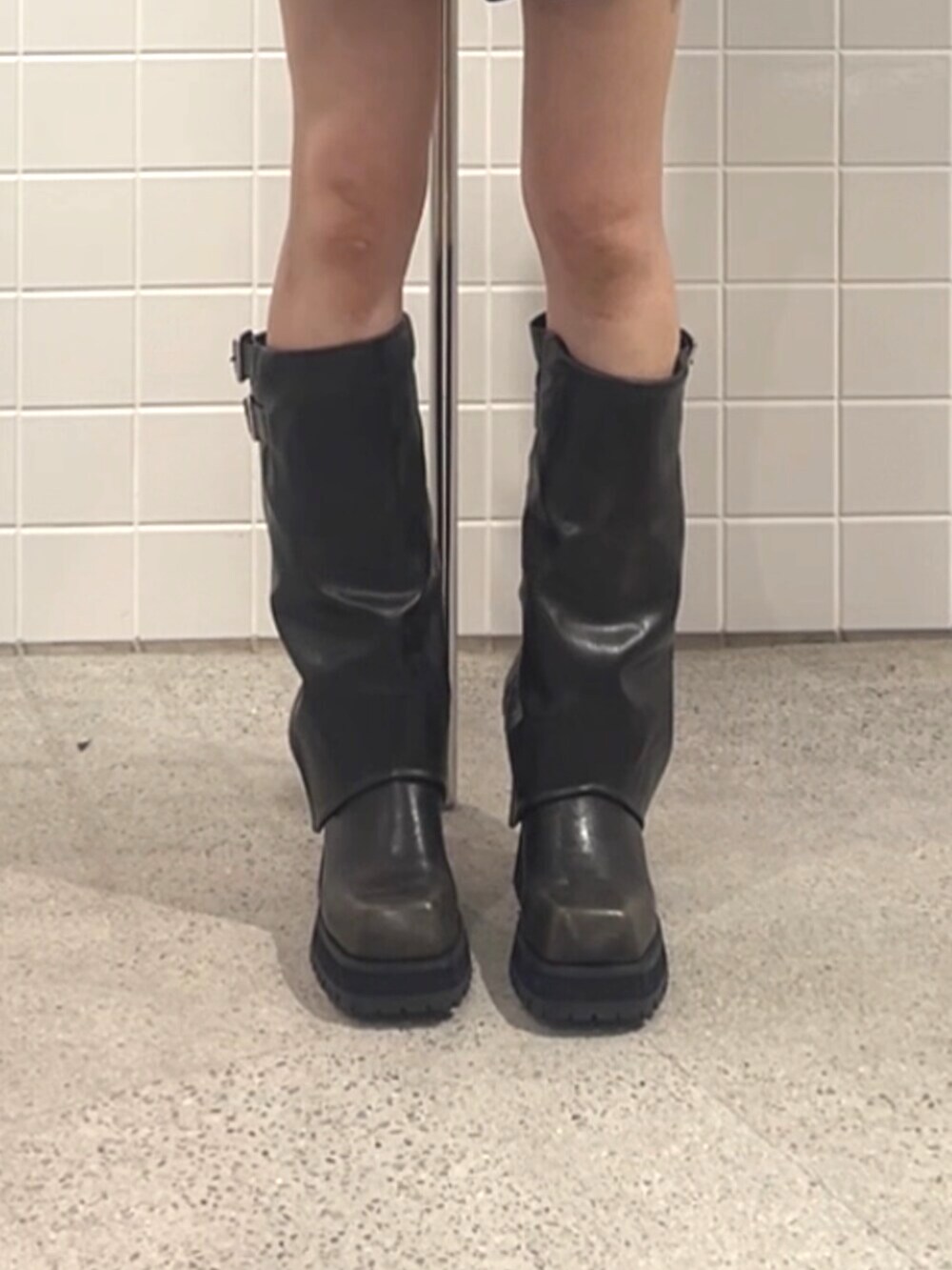 ブラック系のブーツ、ブラウン系のTシャツ/カットソーを着用したレディースの夏コーディネートの6枚目の写真