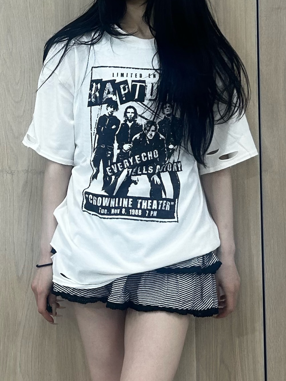 ホワイト系のTシャツ/カットソー、その他のスカート、ブラック系のブーツを着用したレディースの春コーディネートの5枚目の写真