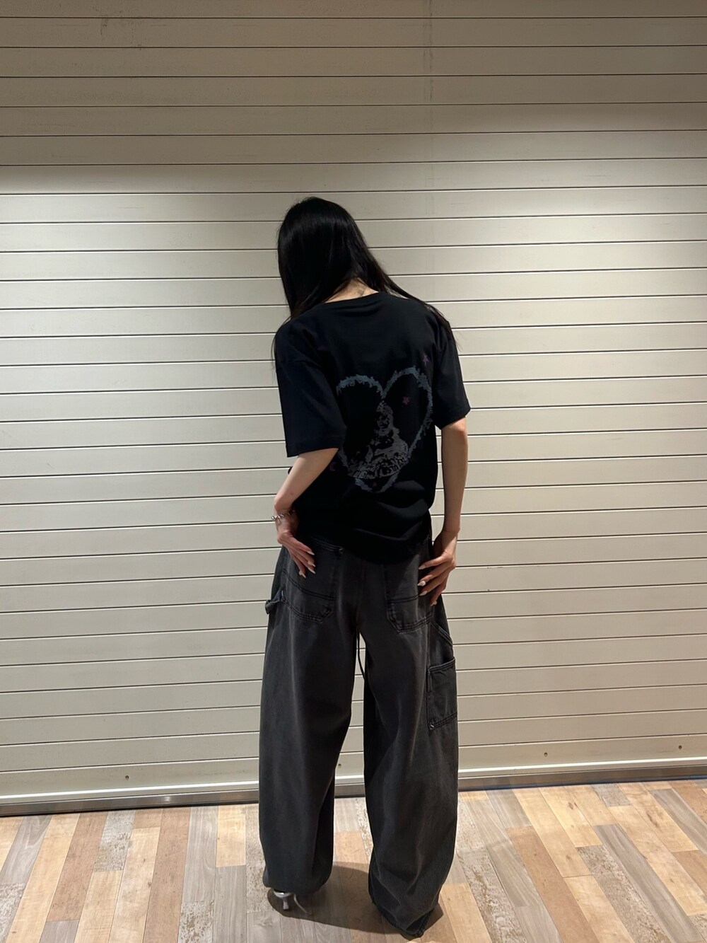 ブラック系のTシャツ/カットソー、ブラック系のデニムパンツ、シルバー系のパンプスを着用したレディースの夏コーディネートの2枚目の写真