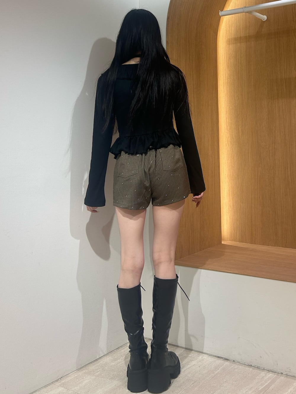 ブラック系のTシャツ/カットソー、ブラウン系のその他パンツ、ブラック系のブーツを着用したレディースの秋コーディネートの3枚目の写真