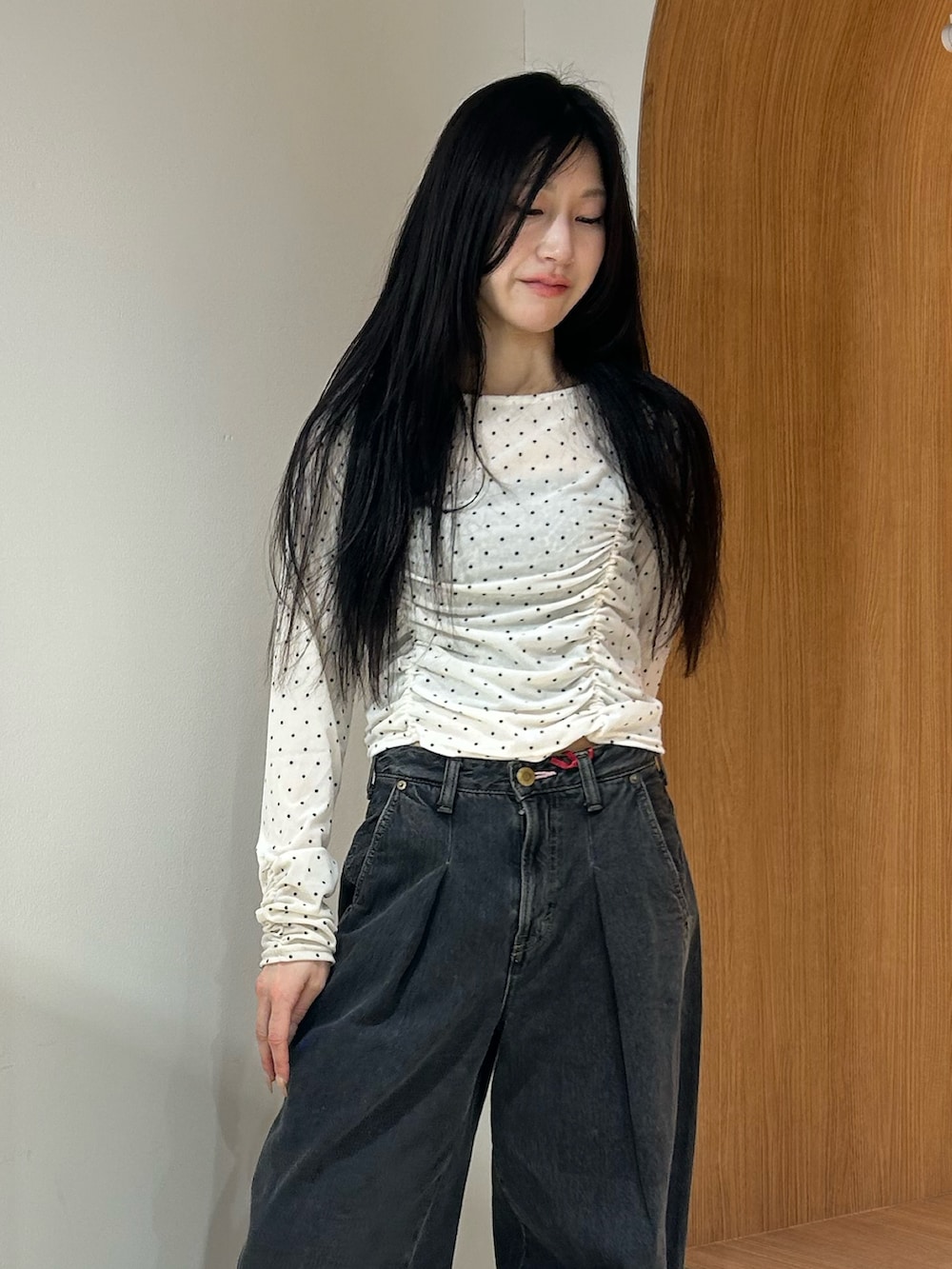 ブラック系のデニムパンツ、ホワイト系のTシャツ/カットソーを着用したレディースの秋コーディネートの4枚目の写真