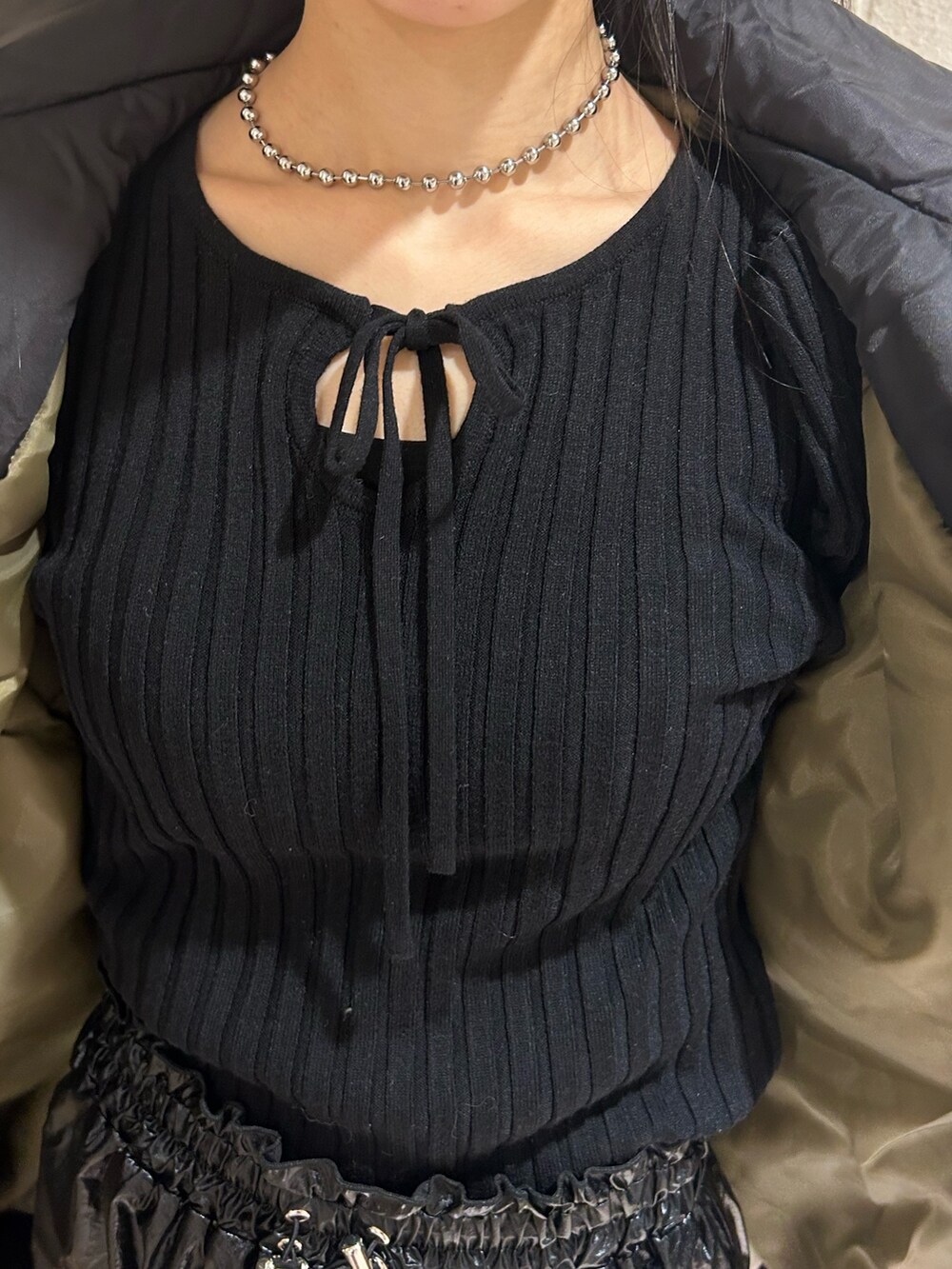 ブラック系のMA-1、ブラック系のニット/セーター、ブラック系のスカートを着用したレディースの冬コーディネートの4枚目の写真