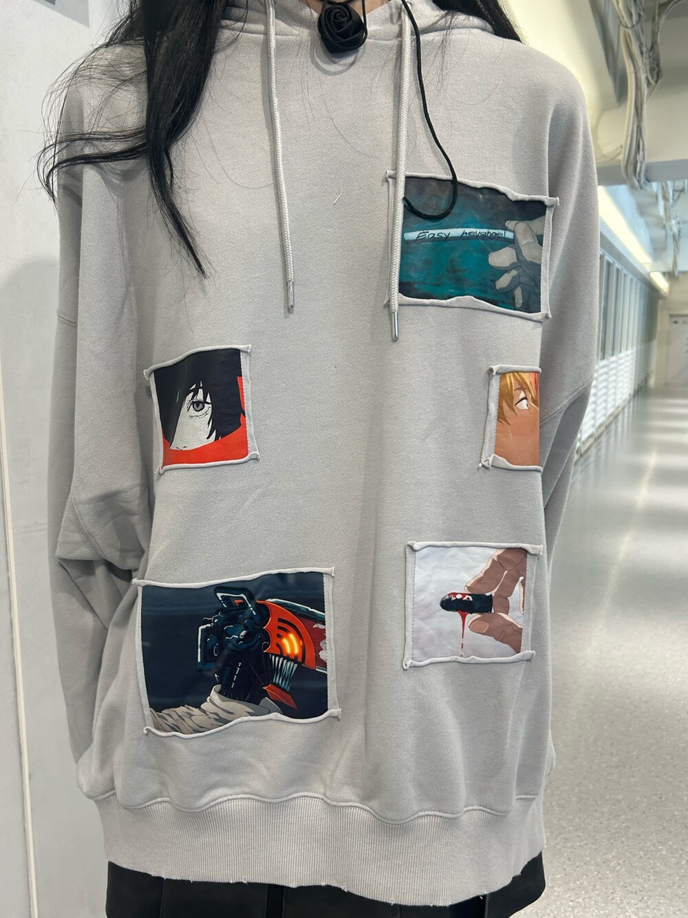 ブルー系のパーカー、ブラック系のスカート、ブルー系のブーツを着用したレディースの秋コーディネートの6枚目の写真