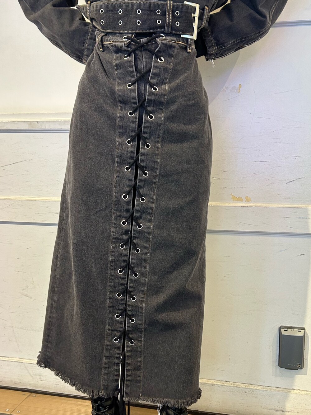 ブラック系のデニムパンツ、ブラック系のライダースジャケットを着用したレディースの秋コーディネートの7枚目の写真