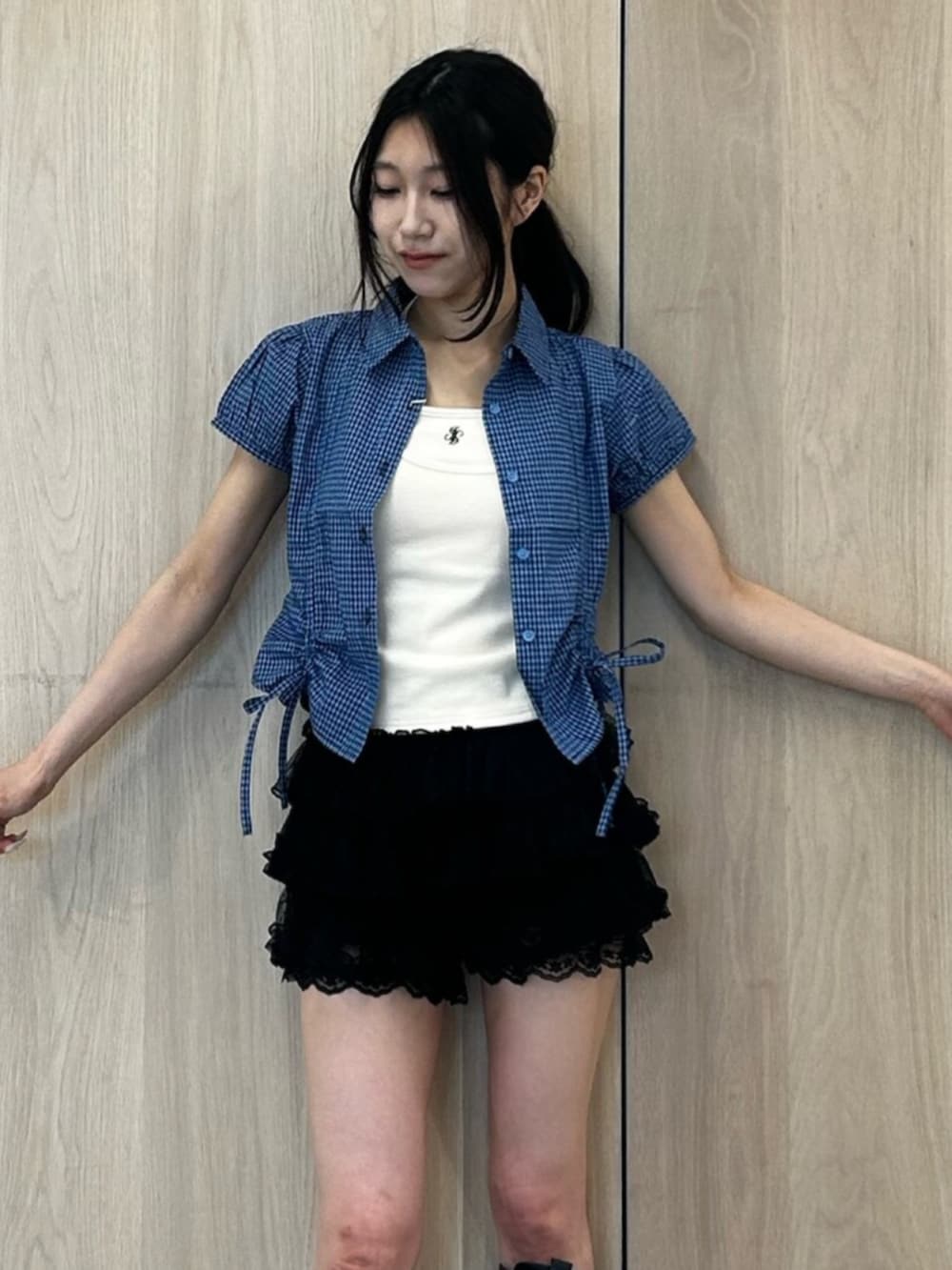 ホワイト系のキャミソール、ブラック系のブーツ、ブラック系のその他パンツを着用したレディースの夏コーディネートの5枚目の写真