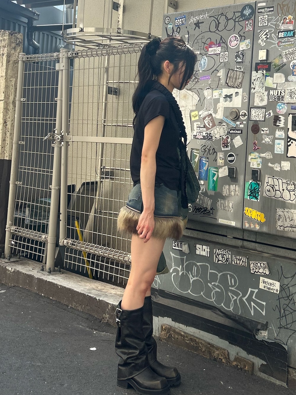 ブラック系のTシャツ/カットソー、ブラック系のブーツ、ブルー系のスカートを着用したレディースの夏コーディネートの2枚目の写真