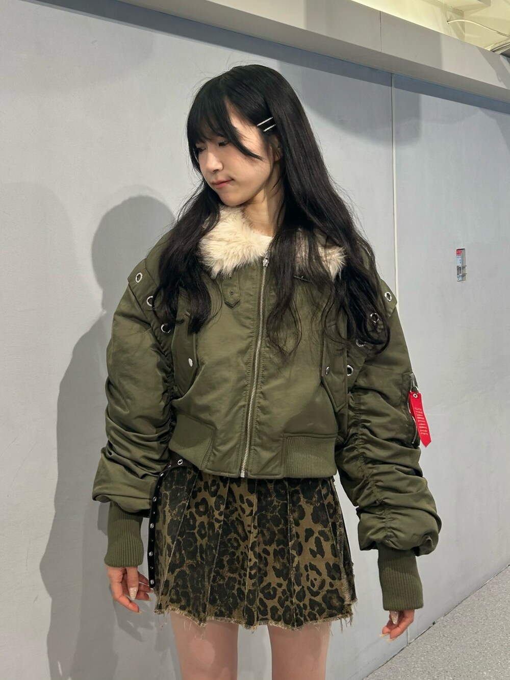 グリーン系のMA-1、ブラウン系のその他パンツ、ブルー系のブーツを着用したレディースの秋コーディネートの2枚目の写真