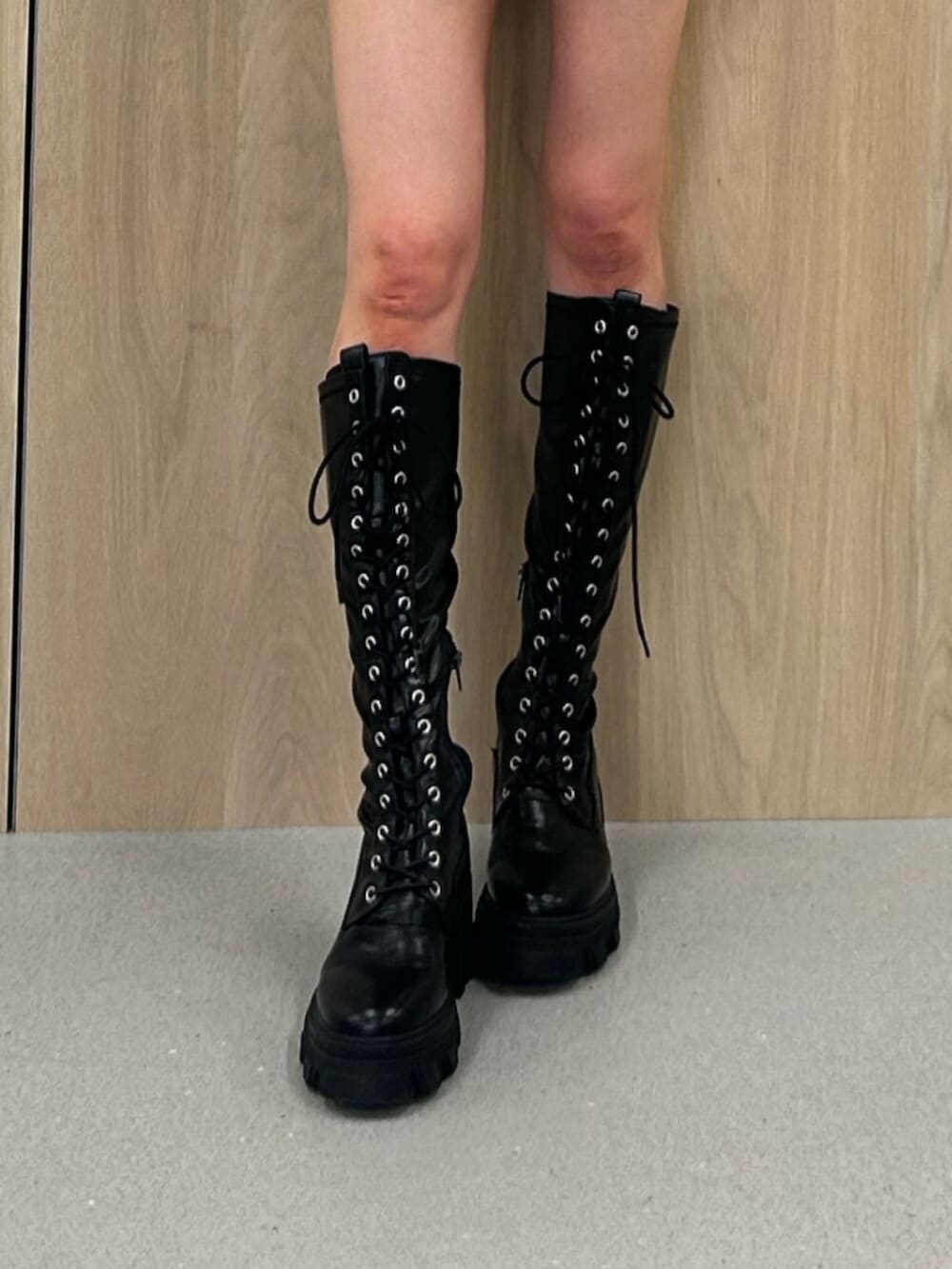 ブラック系のブーツ、ホワイト系のその他パンツ、ブラック系のシャツ/ブラウスを着用したレディースの夏コーディネートの7枚目の写真