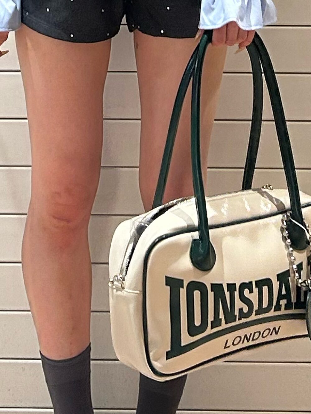 グレー系のその他パンツ、ブラック系のニット/セーター、ホワイト系のボストンバッグを着用したレディースの秋コーディネートの6枚目の写真