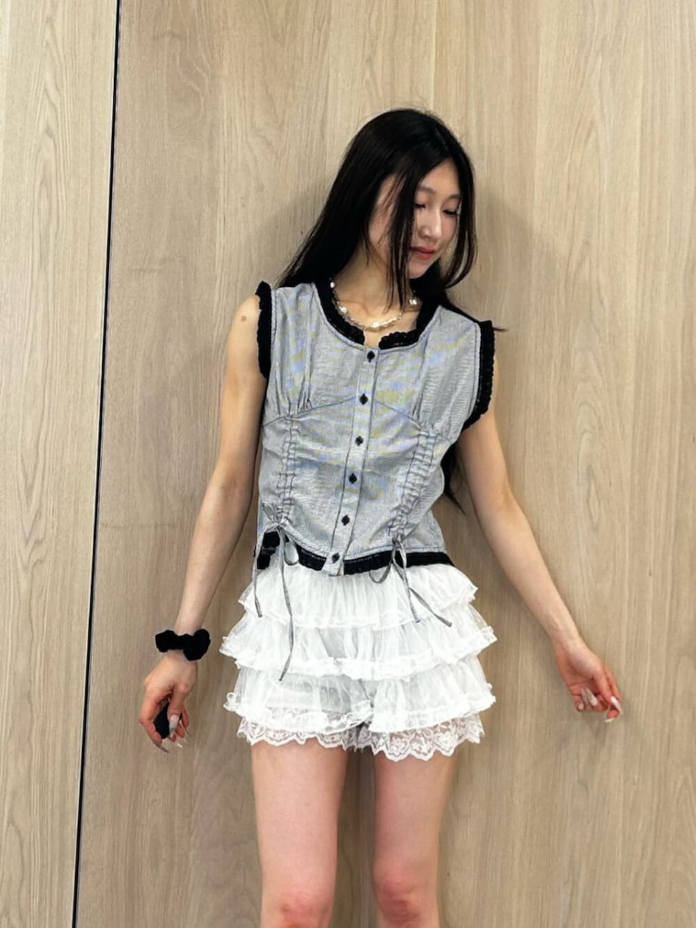 ブラック系のブーツ、ホワイト系のその他パンツ、ブラック系のシャツ/ブラウスを着用したレディースの夏コーディネートの4枚目の写真