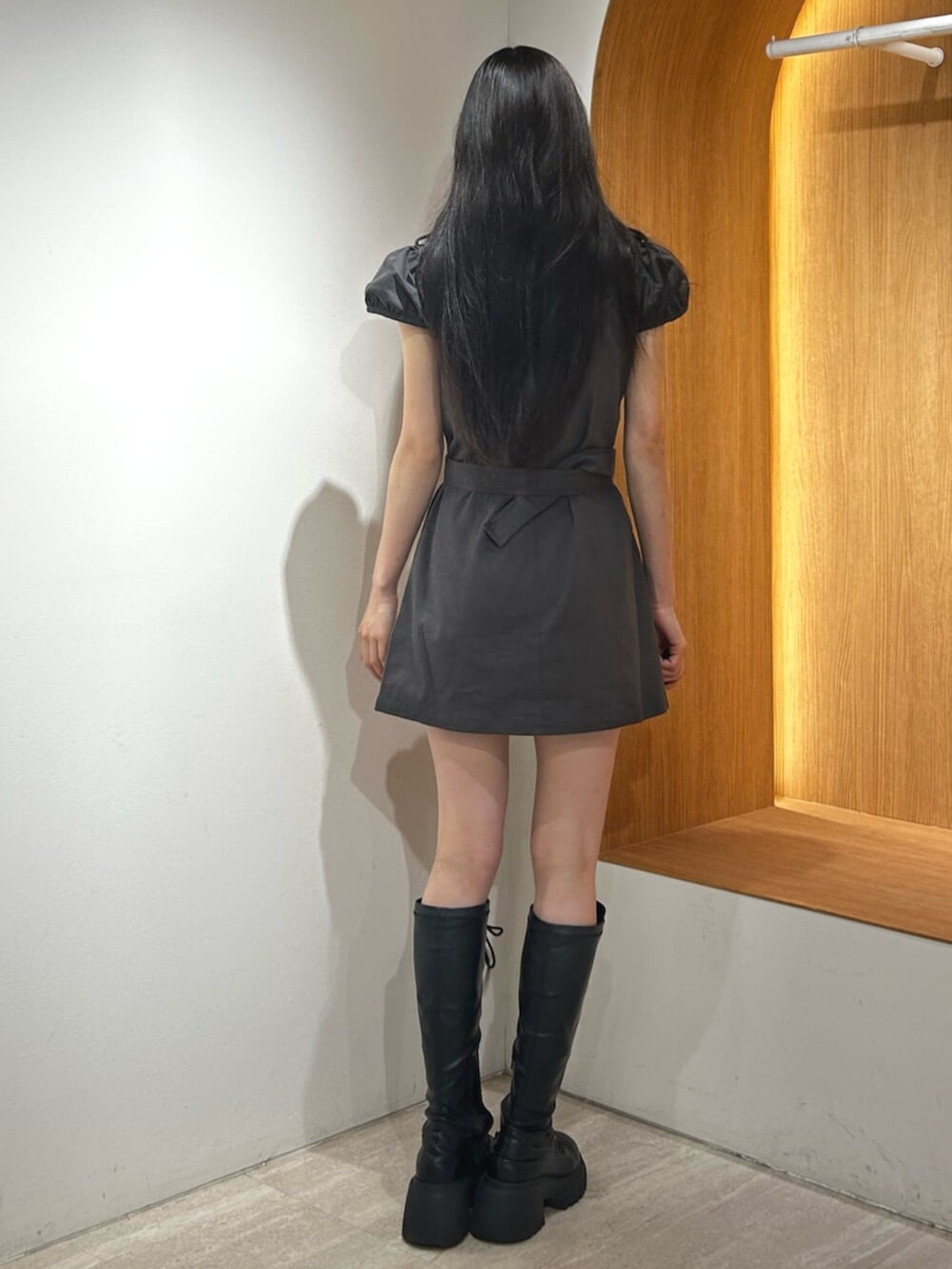 ブラック系のブーツ、ブラック系のワンピースを着用したレディースの夏コーディネートの3枚目の写真
