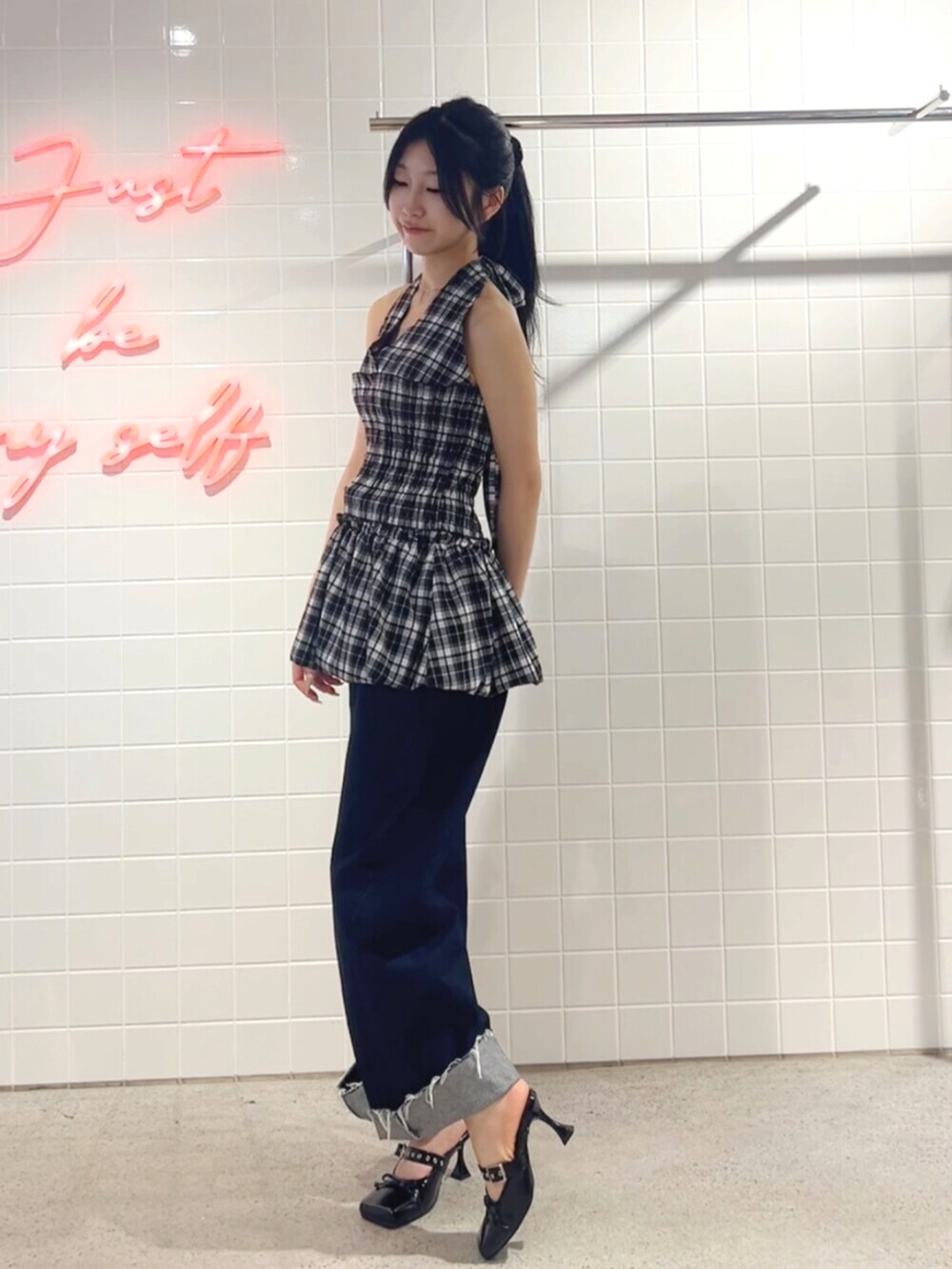 ブラック系のパンプス、ブラック系のワンピース、ブルー系のデニムパンツを着用したレディースの夏コーディネートの2枚目の写真