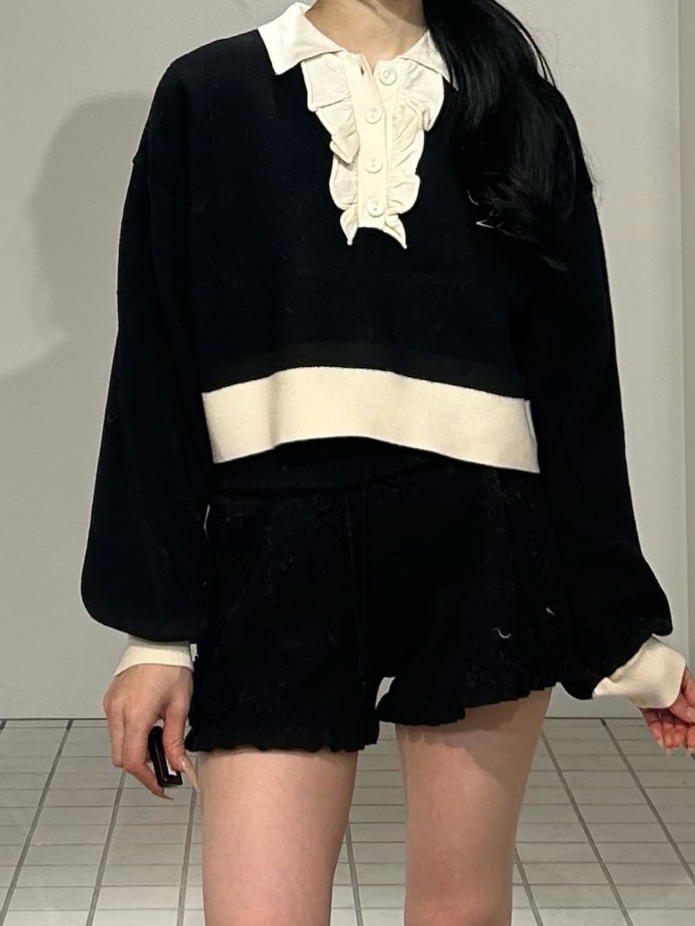 ブラック系のその他パンツ、ブラック系のニット/セーター、ブラック系のブーツを着用したレディースの秋コーディネートの5枚目の写真