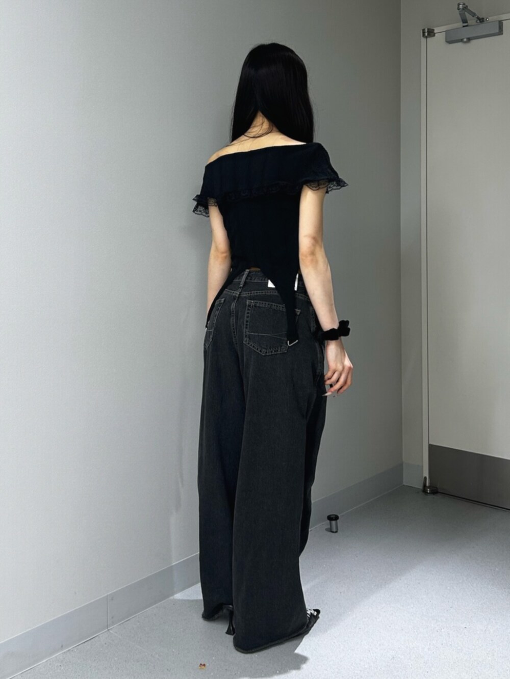 ブラック系のデニムパンツ、ブラック系のパンプス、ブラック系のTシャツ/カットソーを着用したレディースの夏コーディネートの3枚目の写真