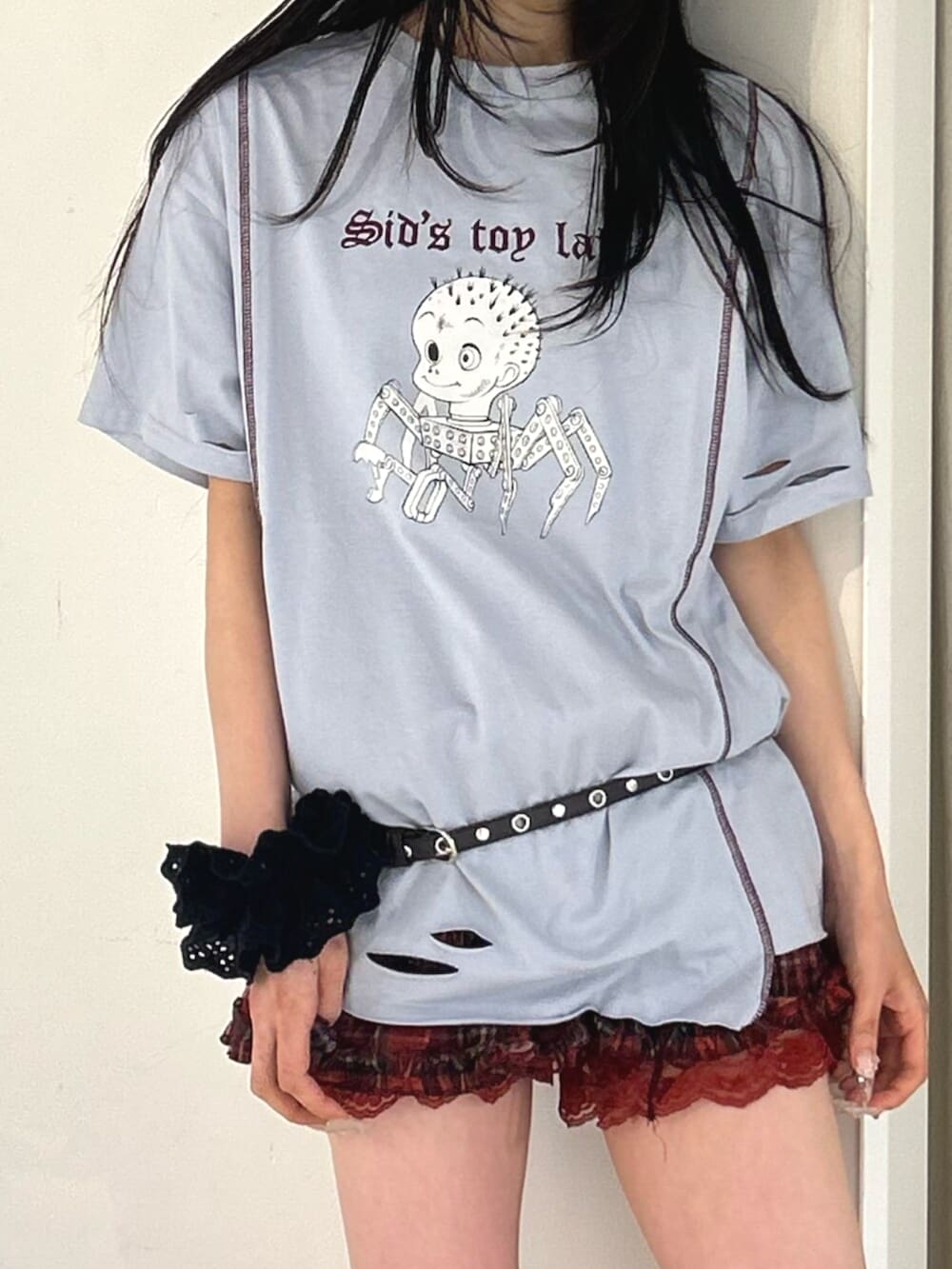 ブラック系のサンダル、ブルー系のTシャツ/カットソー、レッド系のその他パンツを着用したレディースの夏コーディネートの5枚目の写真