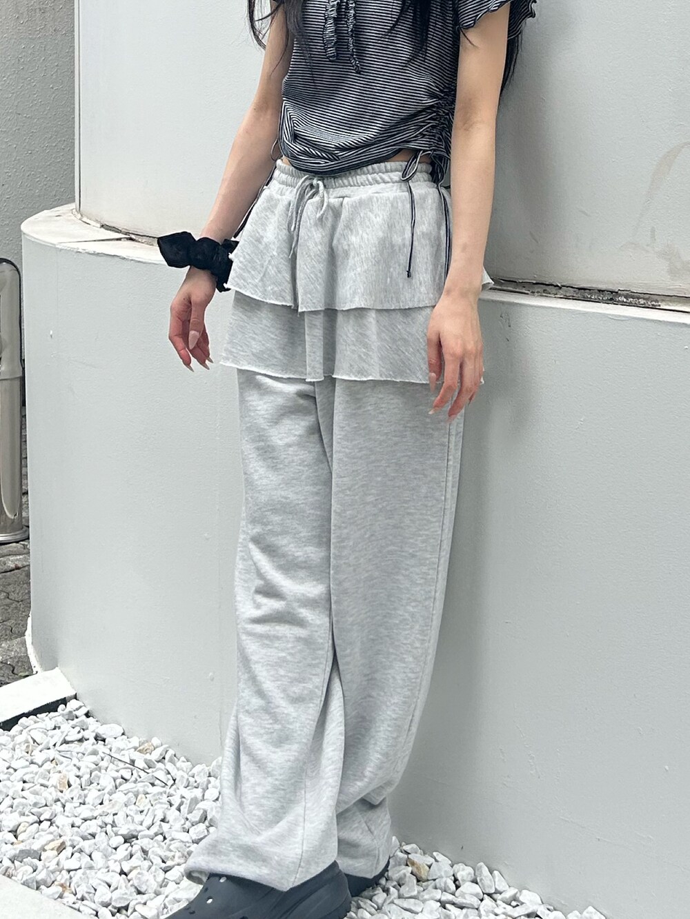 ブルー系のTシャツ/カットソー、グレー系のスウェットパンツを着用したレディースの夏コーディネートの6枚目の写真