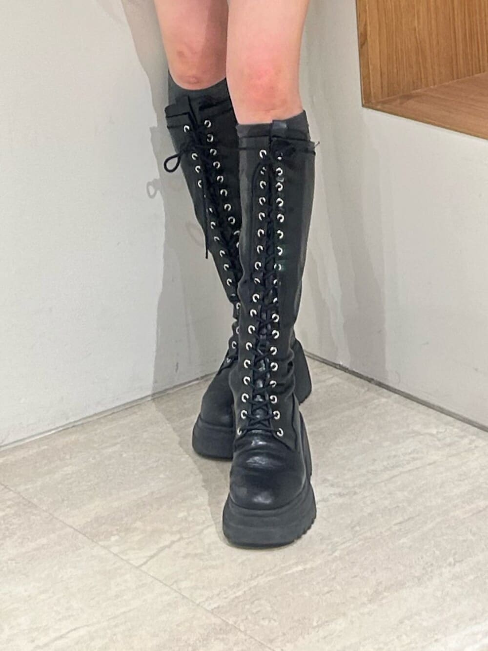 ブラック系のブーツ、ブラック系のその他パンツ、ホワイト系のTシャツ/カットソーを着用したレディースの春コーディネートの8枚目の写真