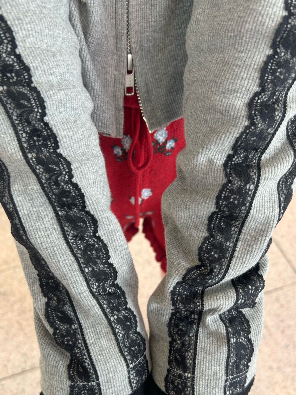 ブラック系のパンプス、ブラック系のニット/セーター、レッド系のその他パンツを着用したレディースの冬コーディネートの6枚目の写真