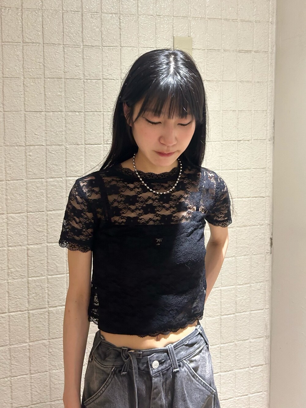 ブラック系のTシャツ/カットソー、ブラック系のデニムパンツを着用したレディースの夏コーディネートの4枚目の写真