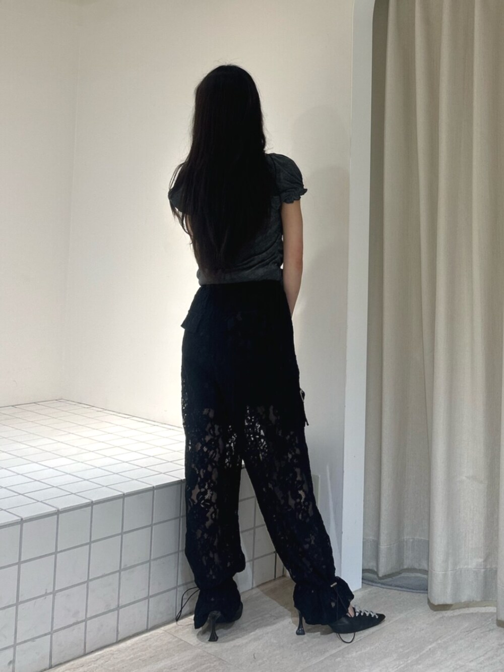 ブラック系のパンプス、ブラック系のその他パンツ、グレー系のTシャツ/カットソーを着用したレディースの夏コーディネートの3枚目の写真