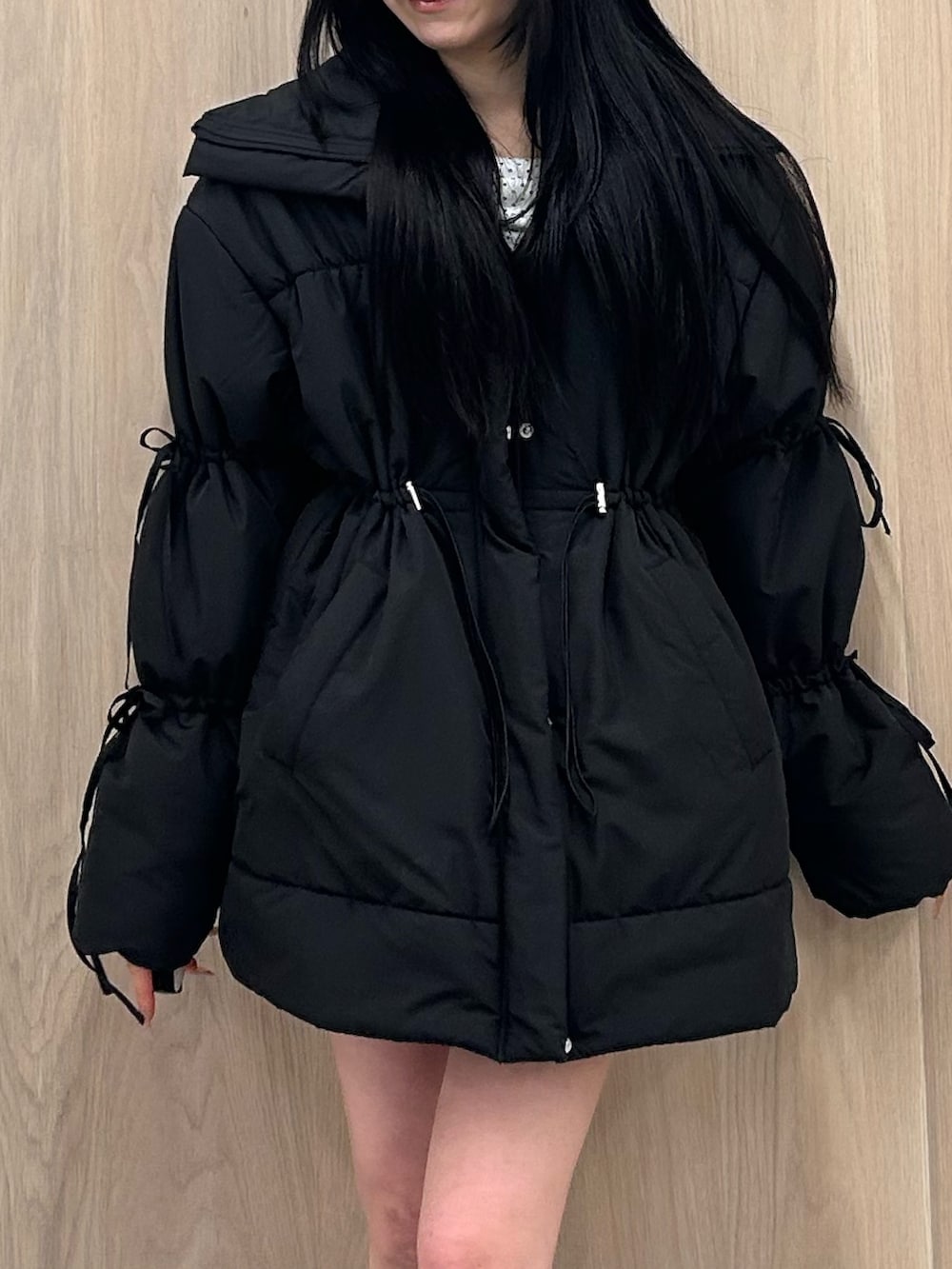 ブラック系のダウンジャケット/コート、ブラック系のブーツを着用したレディースの冬コーディネートの5枚目の写真