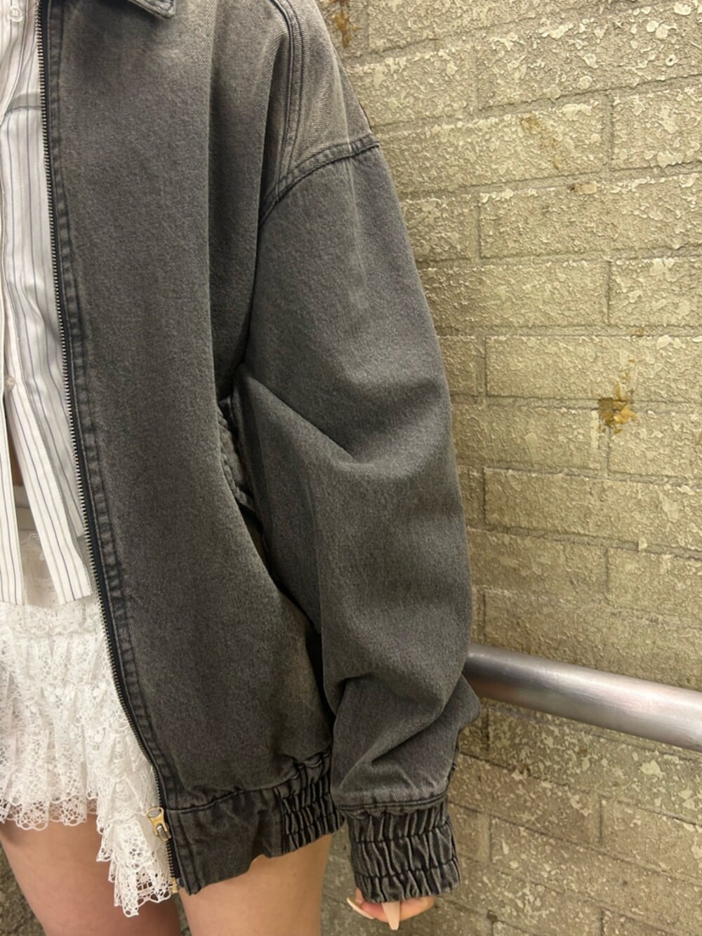 ブラック系のデニムジャケット、ホワイト系のシャツ/ブラウス、ホワイト系のその他パンツを着用したレディースの春コーディネートの6枚目の写真