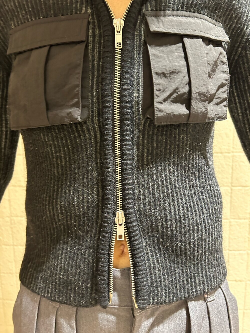 ブラック系のニット/セーター、グレー系のその他パンツを着用したレディースの秋コーディネートの5枚目の写真