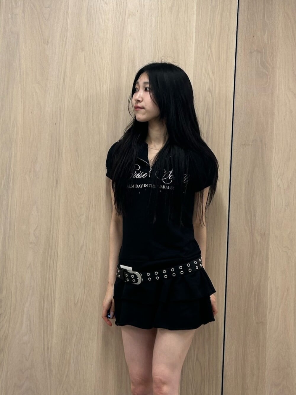 ブラック系のブーツ、ブラック系のワンピース、ブラック系のベルトを着用したレディースの夏コーディネートの4枚目の写真