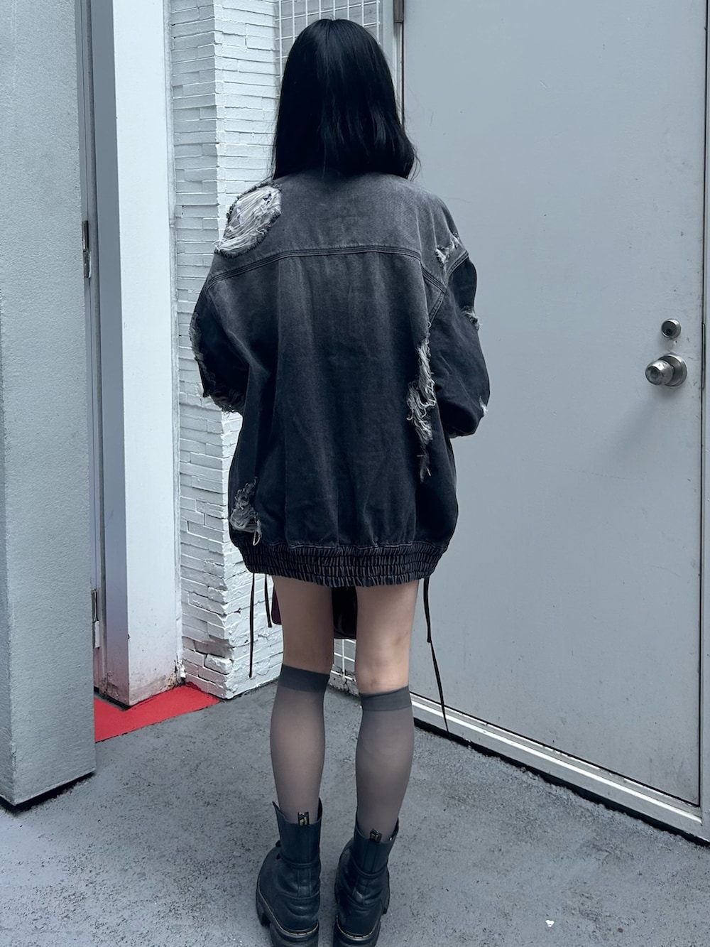 ホワイト系のTシャツ/カットソー、ブラック系のブルゾン、レッド系のハンドバッグを着用したレディースの秋コーディネートの3枚目の写真