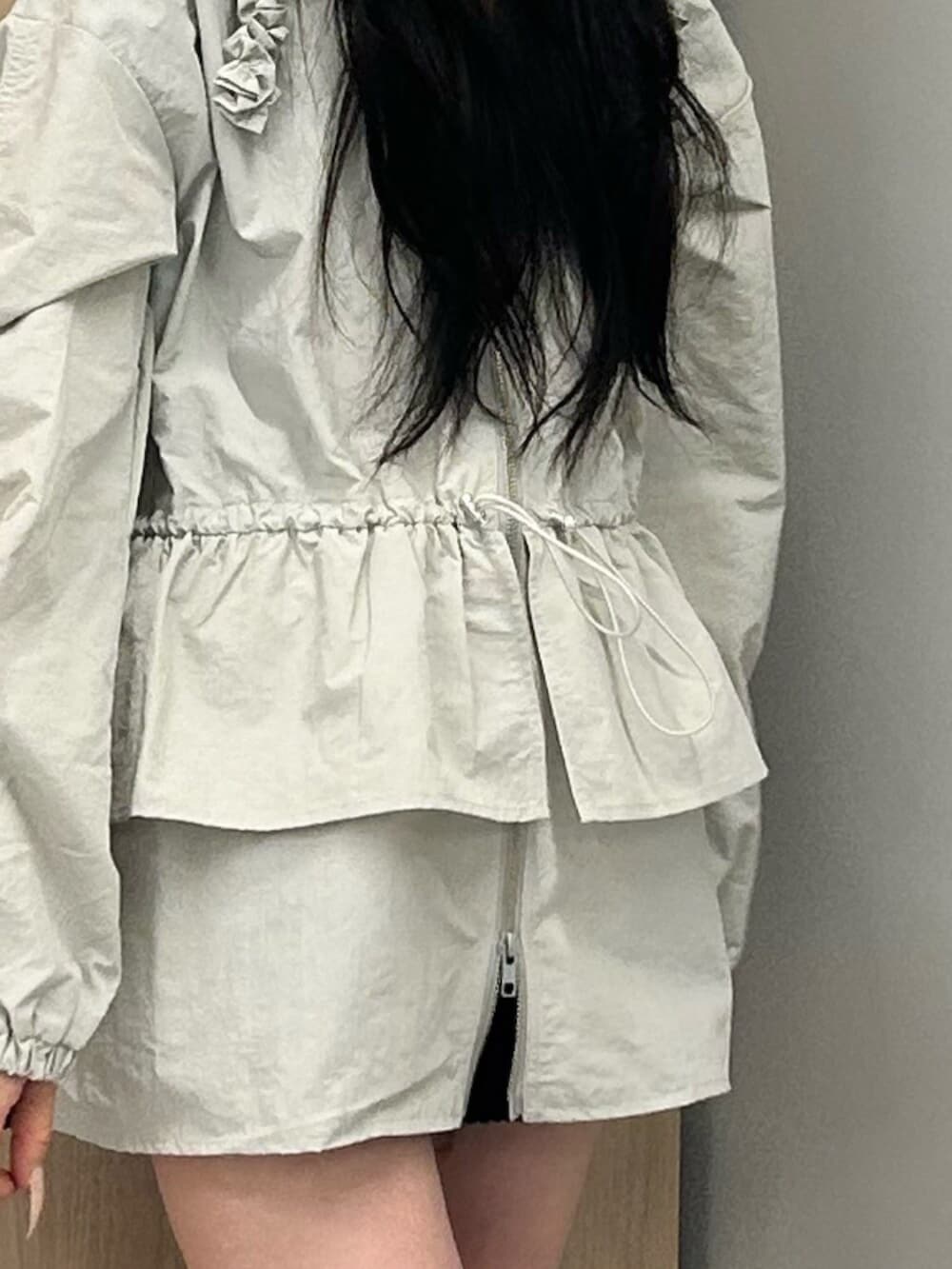 ホワイト系のナイロンジャケットを着用したレディースの春コーディネートの6枚目の写真