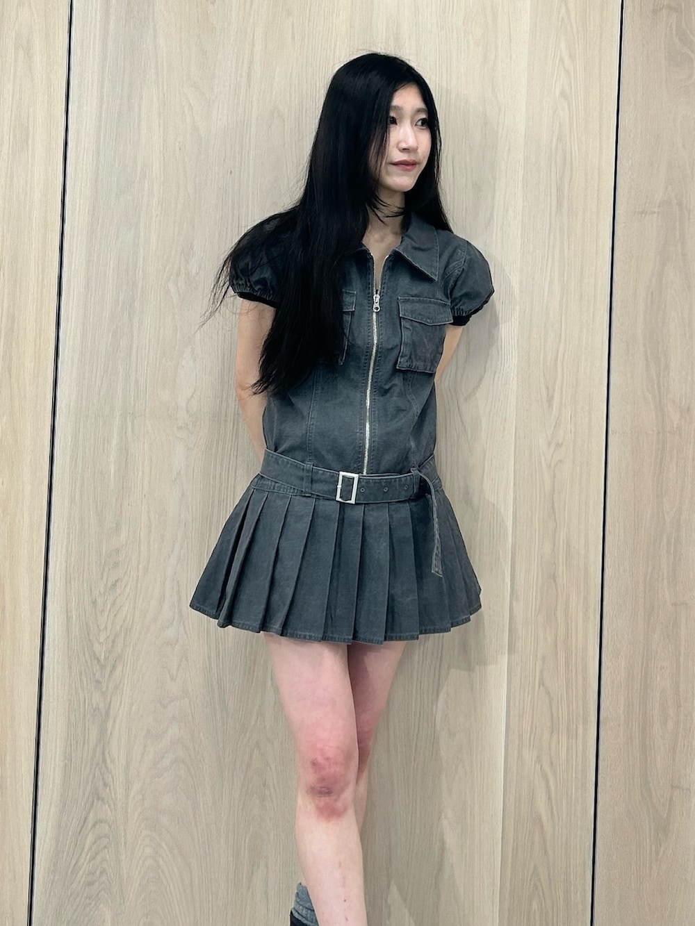 ブラック系のワンピースを着用したレディースの春コーディネートの4枚目の写真