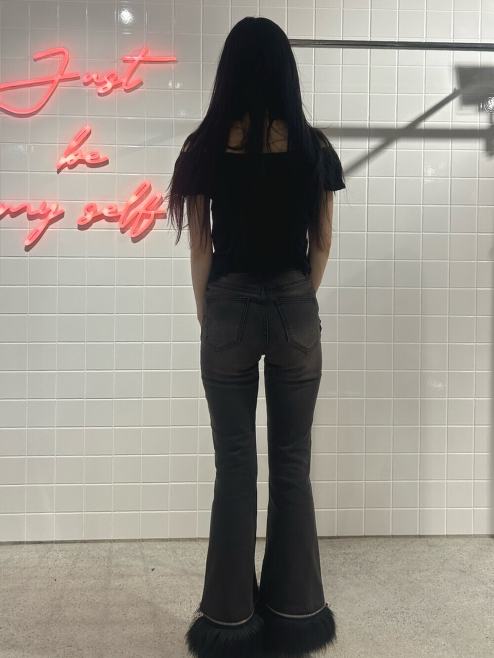 ブラック系のパンプス、ブラック系のデニムパンツ、ブラック系のTシャツ/カットソーを着用したレディースの夏コーディネートの3枚目の写真